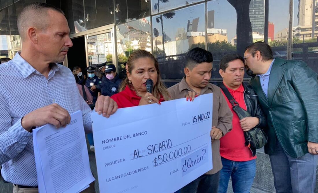 A las afueras de la FGR simuló portar un cheque donde se ofrece una cantidad de 50 mil pesos para pagar a un sicario. Foto: especial