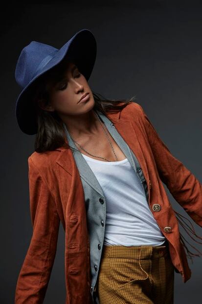 Desafía las reglas con un look masculino