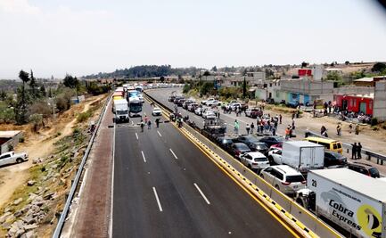 Pobladores mantienen cerrada la autopista México-Puebla