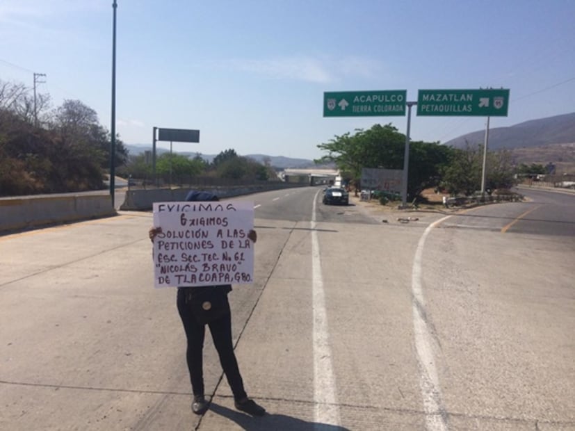 Bloquean padres de familia Autopista del Sol en Guerrero