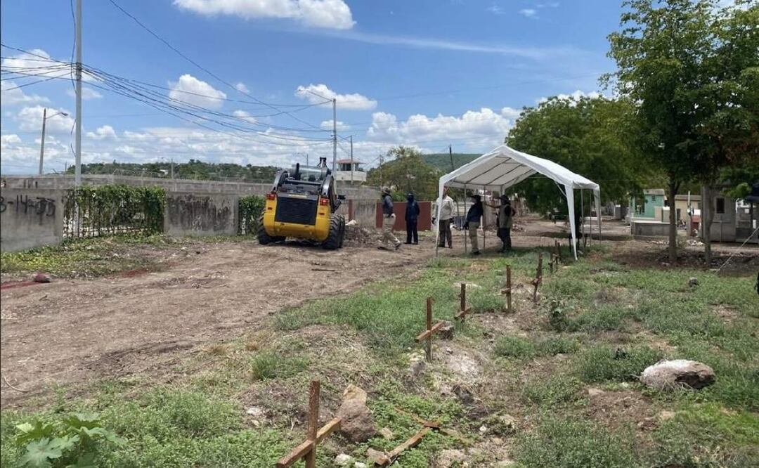 Primeros trabajos de exhumación de cuerpos sepultados en fosas de panteón 21 de Marzo en Culiacán, Sinaloa (08/07/2025). Foto: Oficial