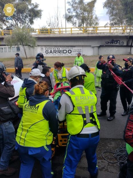 Rescatan a trabajadora de limpia tras caer en registro de CFE en la GAM