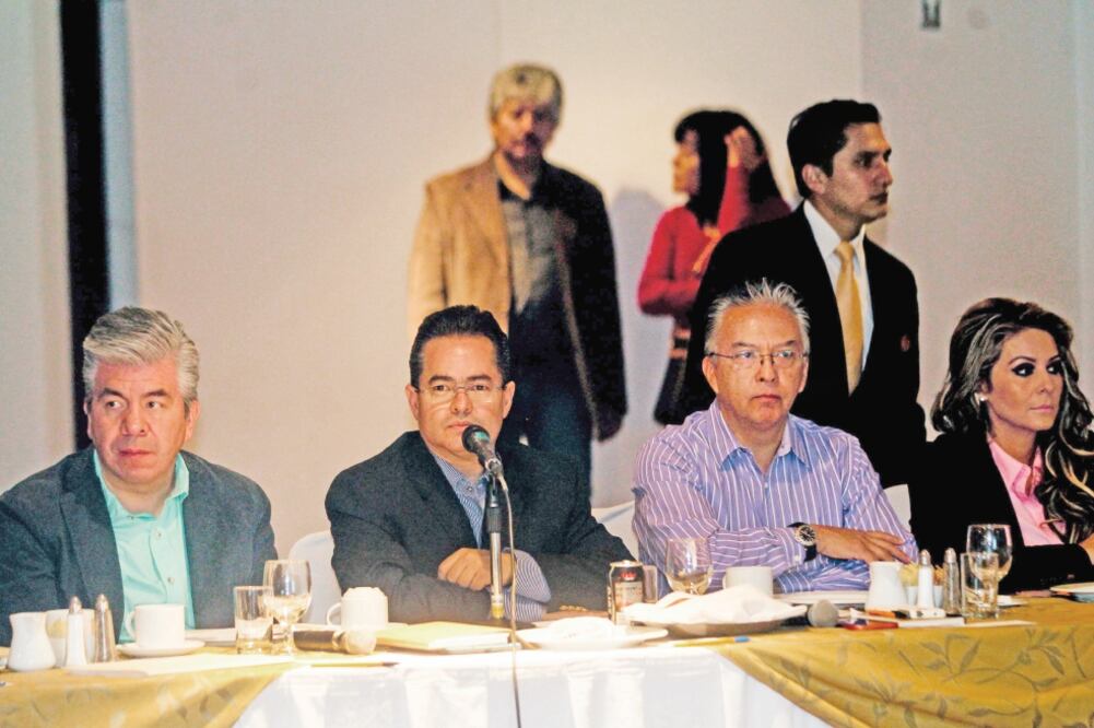 Leonel Luna, coordinador perredista en la ALDF, en el centro de la imagen, afirmó que el sol azteca busca generar “alianzas estratégicas” (FERNANDO RAMÍREZ. EL UNIVERSAL)