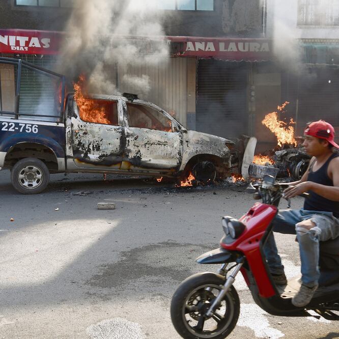 Los habitantes de Valle de los Reyes se enardecieron cuando policías llegaron al sitio para resguardar a los presuntos culpables, por lo que incendiaron las unidades oficiales. Foto: FRANCISCO RODRÍGUEZ. EL UNIVERSAL