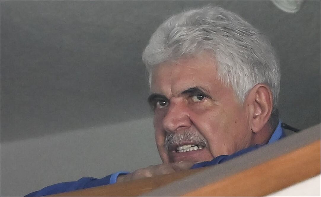 EL TUCA FERRETTI FUMÓ EN SU DEBUT COMO DT DE CRUZ AZUL EN EL ESTADIO AZTECA - FOTO: IMAGO7