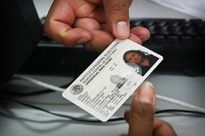 Dan 3 años de prisión a mujer por alterar credencial de elector