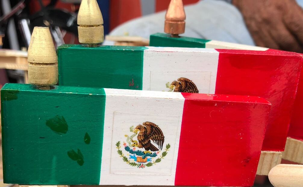Con sus juguetes, Don Joaquín busca que las tradiciones mexicanas no caigan en el olvido y más en estas fechas, asegura, tan emblemáticas para los capitalinos como el Grito de Independencia. Foto: Atenea Campuzano / EL UNIVERSAL