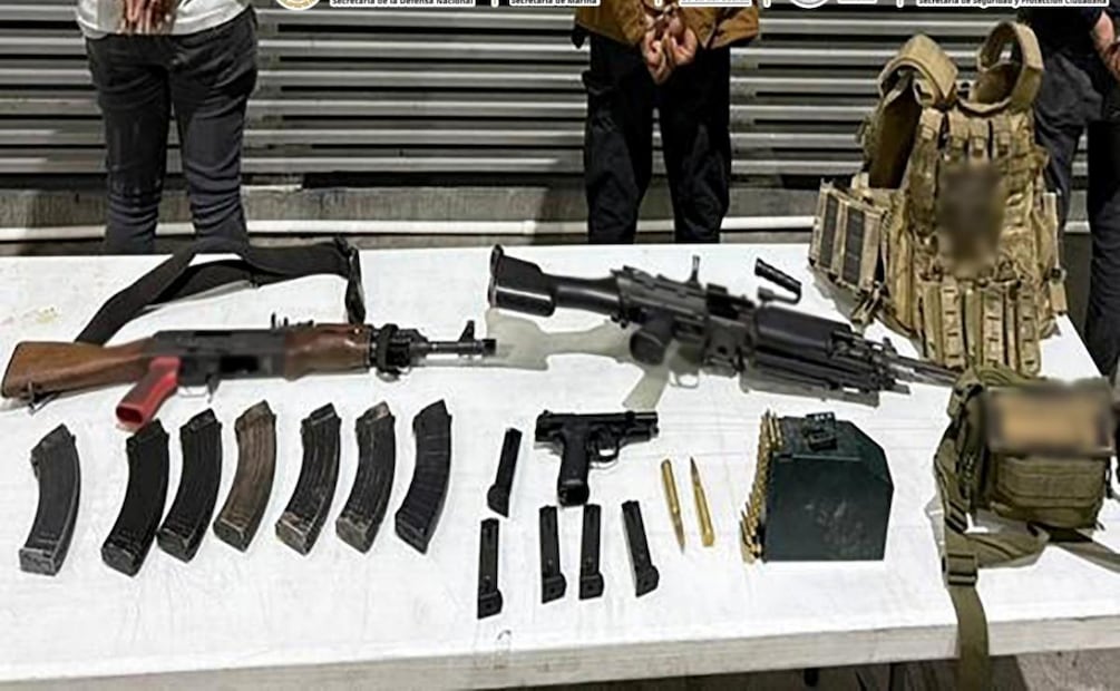 Armas aseguradas como parte del Plan Michoacán que hasta ahora dejó otros 16 detenidos con armas y vehículos en la entidad (02/01/2026). Foto: Especial