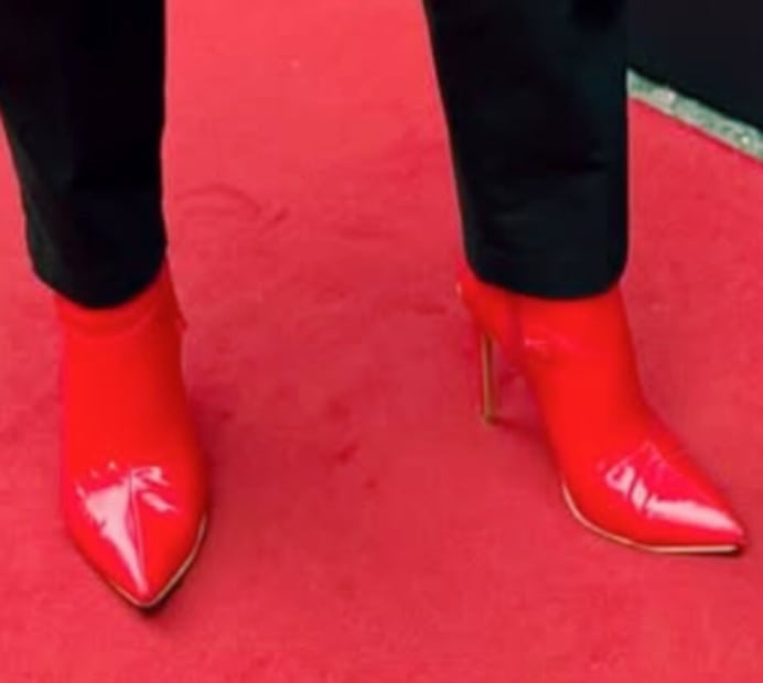 Esteban Macías genera comentarios en redes tras lucir tacones rojos en la primera parada para la promoción de "El diablo viste a la moda 2". 
Instagram estebannmacias