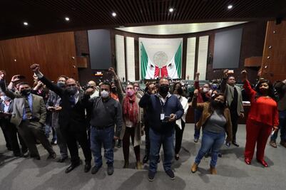 "¡Nos queremos vivos!": periodistas interrumpen sesión en San Lázaro para exigir libertad de prensa