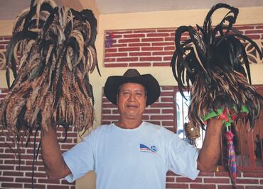 Con plumas de gallo, Luis crea penachos para los danzantes tejorones en Oaxaca