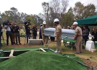 Despiden a Armando Vega Gil con aplausos y cantando "El Guaca Rock de la Malinche"