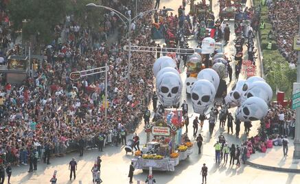 Desfile de Día de Muertos arriba al Zócalo capitalino