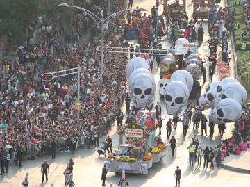 Desfile de Día de Muertos arriba al Zócalo capitalino