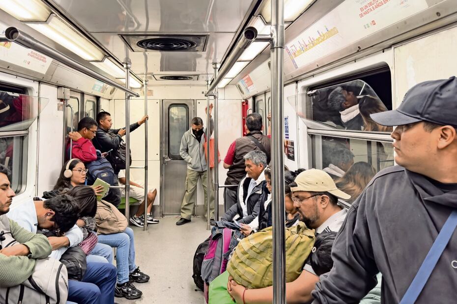 Usuarios perciben el servicio saturado y constantes retrasos e interrupciones del servicio en la Línea 3 del Metro. Foto: Hugo Salvador / EL UNIVERSAL
