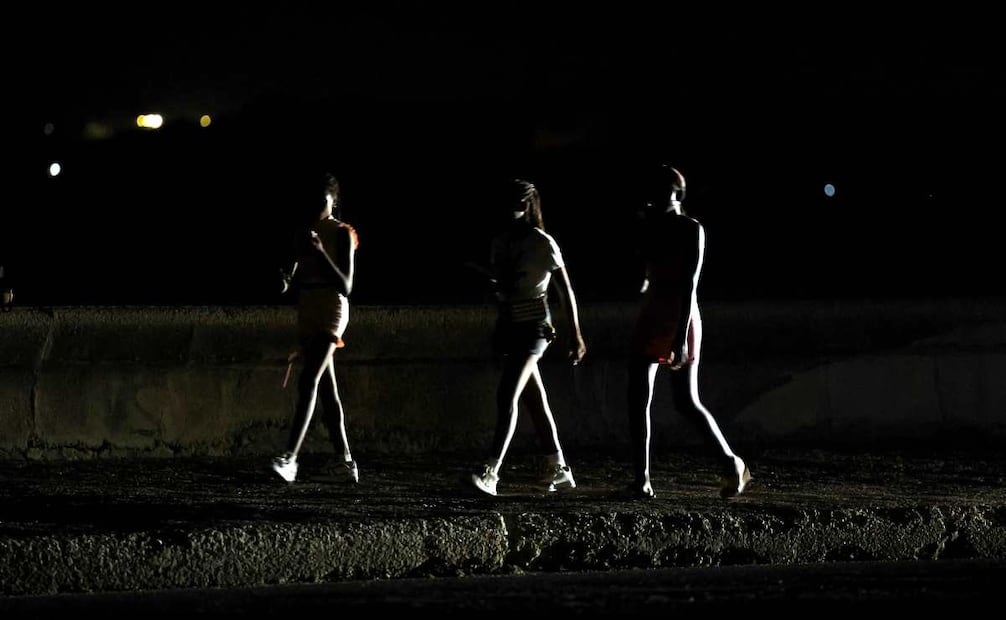 Personas caminan durante un apagón en una calle el 01 de agosto de 2026 en La Habana (Cuba). Cuba sufre una crisis energética desde mediados de 2024 por factores endógenos y exógenos, pero la situación se ha agravado de forma considerable a raíz del bloqueo petrolero a que somete EU a la isla desde enero pasado. Foto: EFE