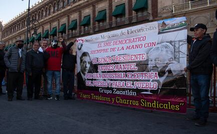 Simpatizantes de la 4T apoyan reformas de AMLO afuera de Palacio Nacional, previo a su presentación