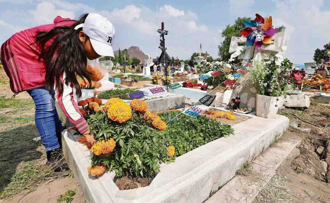 En el panteón de San Lorenzo Tezonco, en Iztapalapa, los visitantes se esmeran en dejar bonitas las tumbas de sus familiares, barren, limpian, les ponen adornos y decenas de flores de cempasúchil. Foto: Berenice Fregoso / EL UNIVERSAL