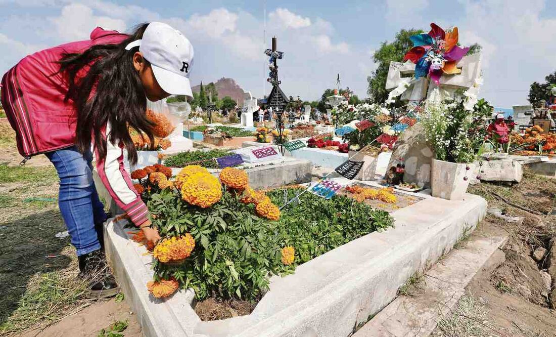 En el panteón de San Lorenzo Tezonco, en Iztapalapa, los visitantes se esmeran en dejar bonitas las tumbas de sus familiares, barren, limpian, les ponen adornos y decenas de flores de cempasúchil. Foto: Berenice Fregoso / EL UNIVERSAL