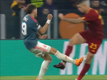 VIDEO: Santiago Giménez se fue expulsado por una brutal patada a rival en la Europa League