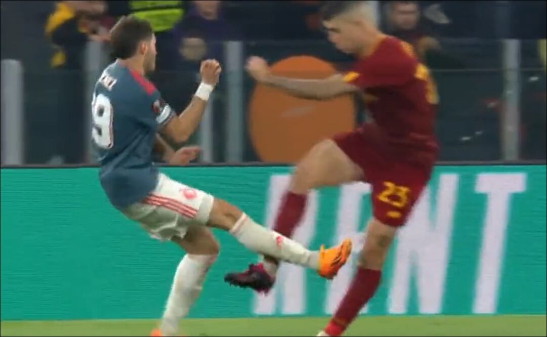 Santiago Giménez se fue expulsado en la Europa League - Foto: Especial