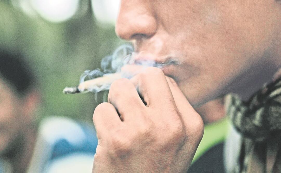 Estudiante de la UNAM inventa método para crear papel con colillas de cigarro