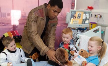 John Boyega, de Star Wars, visita hospital infantil