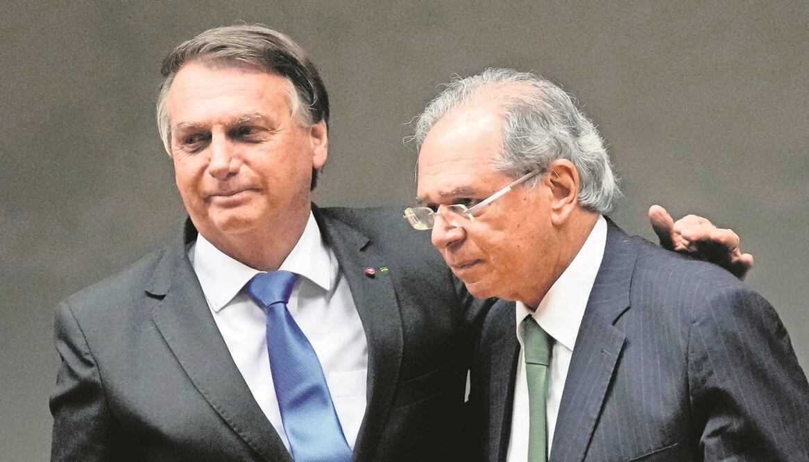 El presidente brasileño, Jair Bolsonaro, con su ministro de Economía, Paulo Guedes, ayer en Brasilia. Foto: Eraldo Peres. AP