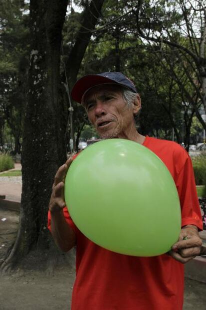 El globero que curó su alcoholismo con un globo para dios