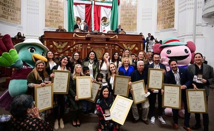 Congreso de CDMX entrega Medalla al Mérito Turístico en medio de botargas; Víctor González Herrera y Alejandra Frausto, entre galardonados