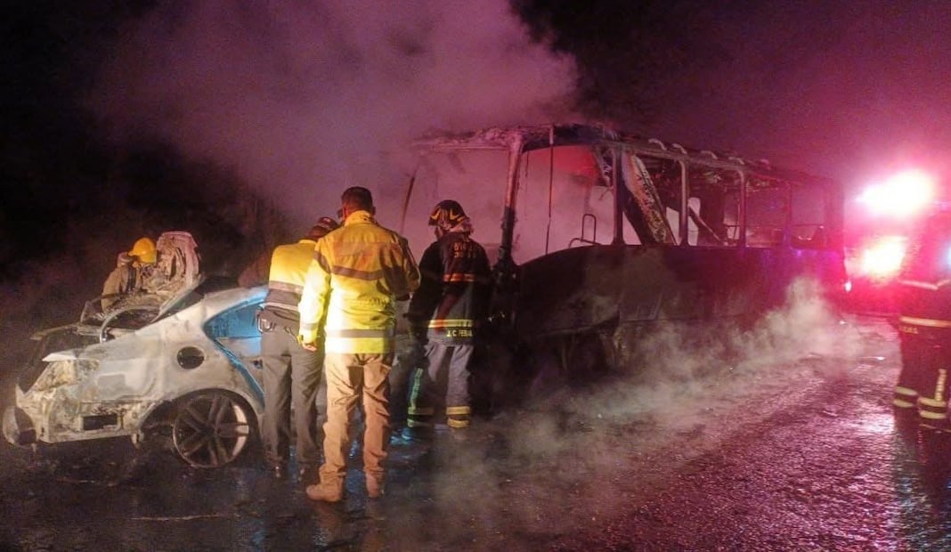 Choque en la México–Cuernavaca; mueren cuatro personas tras incendio de autobús y auto en Tres Marías. Foto: Especial