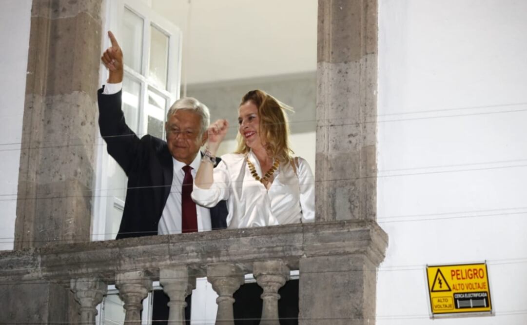 Andrés Manuel López Obrador salió al balcón de su casa de campaña para agradecer a sus seguidores. Foto: Yadín Xolalpa/EL UNIVERSAL