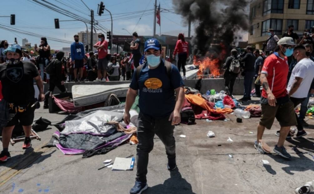 Manifestantes queman pertenencias de migrantes venezolanos en Chile
