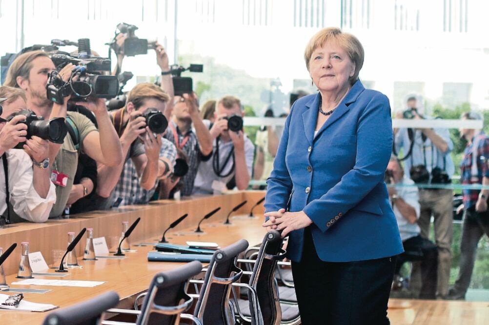 La canciller alemana, Angela Merkel, ayer a su llegada a la conferencia de prensa que ofreció en Berlín para abordar el tema de seguridad (MARKUS SCHREIBER. AP)