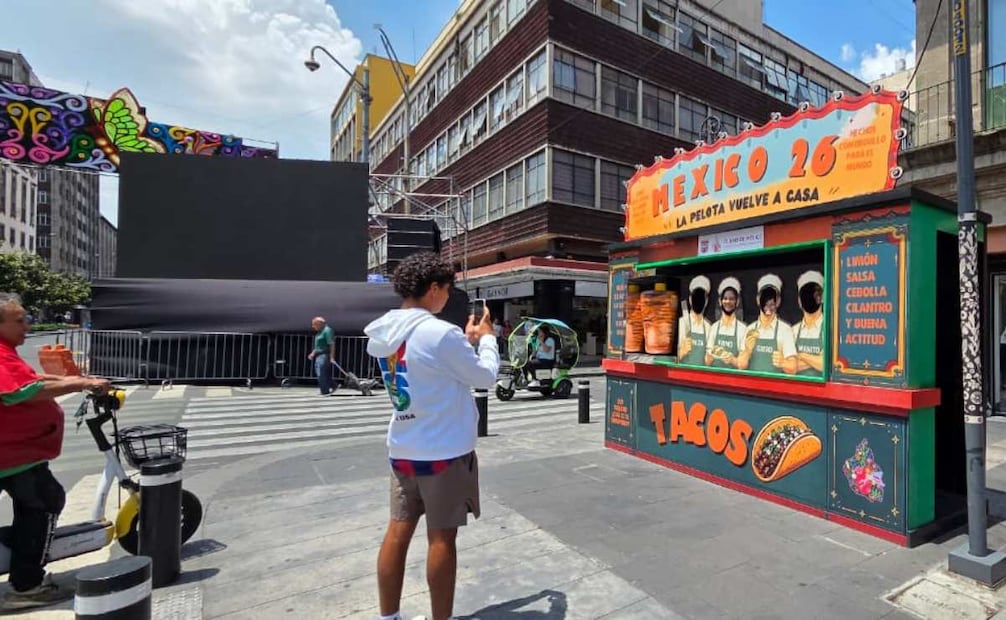 En 20 de Noviembre colocan trajineras y puestos de tamales; promueven ambiente mundialista.
Foto: Frida Sánchez