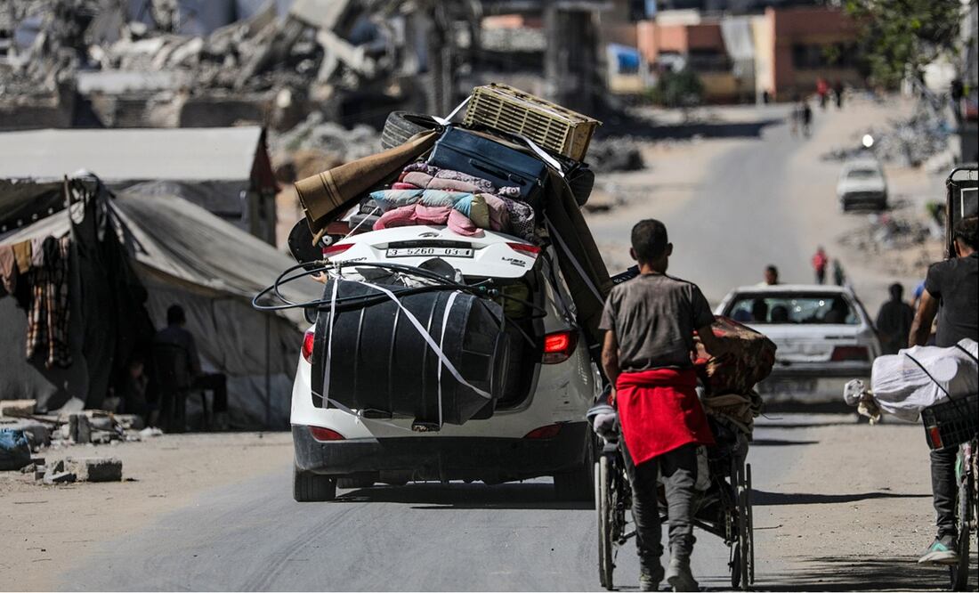 Palestinos desplazados evacuan la Ciudad de Gaza hacia el sur durante una operación militar israelí, el 1 de octubre de 2025. Más de 66 mil palestinos han muerto en la Franja de Gaza desde octubre de 2023, según el Ministerio de Salud palestino. Foto: EFE
