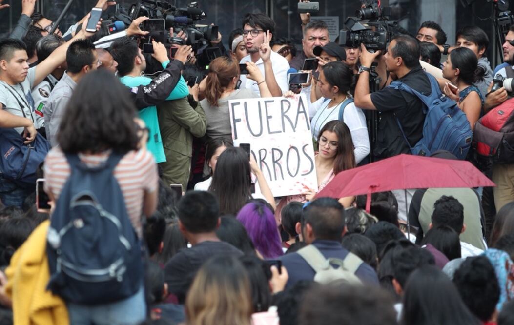 Estudiantes exigieron la renuncia de Teófilo Licona, coordinador de Auxilio UNAM, a quien identificaron como la persona que coordinaba las acciones de los grupos porriles ayer en CU. Foto: Ariel Ojeda/El Universal