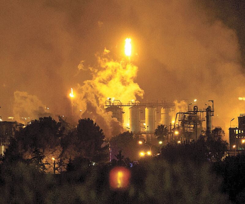 Tras la explosión en una planta química en Tarragona, las autoridades pidieron a la población de varias ciudades cercanas confinarse en sus casas. Foto: DAVID OLIETE. AP