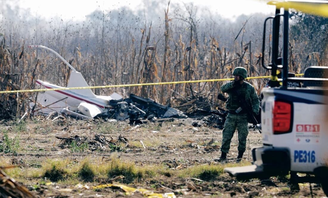 A soldier keeps watch at the scene where a helicopter transporting governor Martha Erika Alonso crashed - Photo: Imelda Medina/Reuters