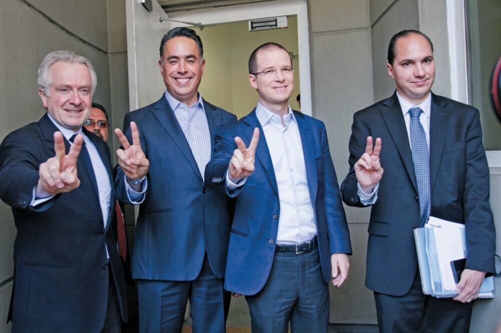 Santiago Creel, Guillermo Anaya, candidato del PAN en Coahuila, y Ricardo Anaya, presidente del partido, acudieron al TEPJF. (ISAAC ESQUIVEL. CUARTOSCURO)