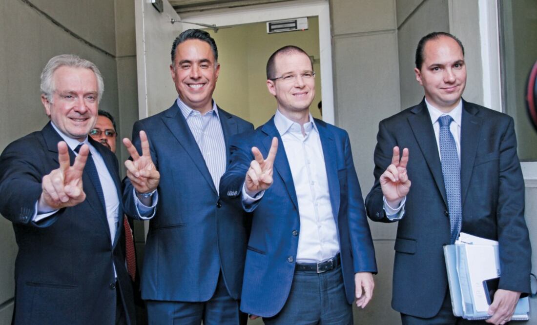 Santiago Creel, Guillermo Anaya, candidato del PAN en Coahuila, y Ricardo Anaya, presidente del partido, acudieron al TEPJF. (ISAAC ESQUIVEL. CUARTOSCURO)