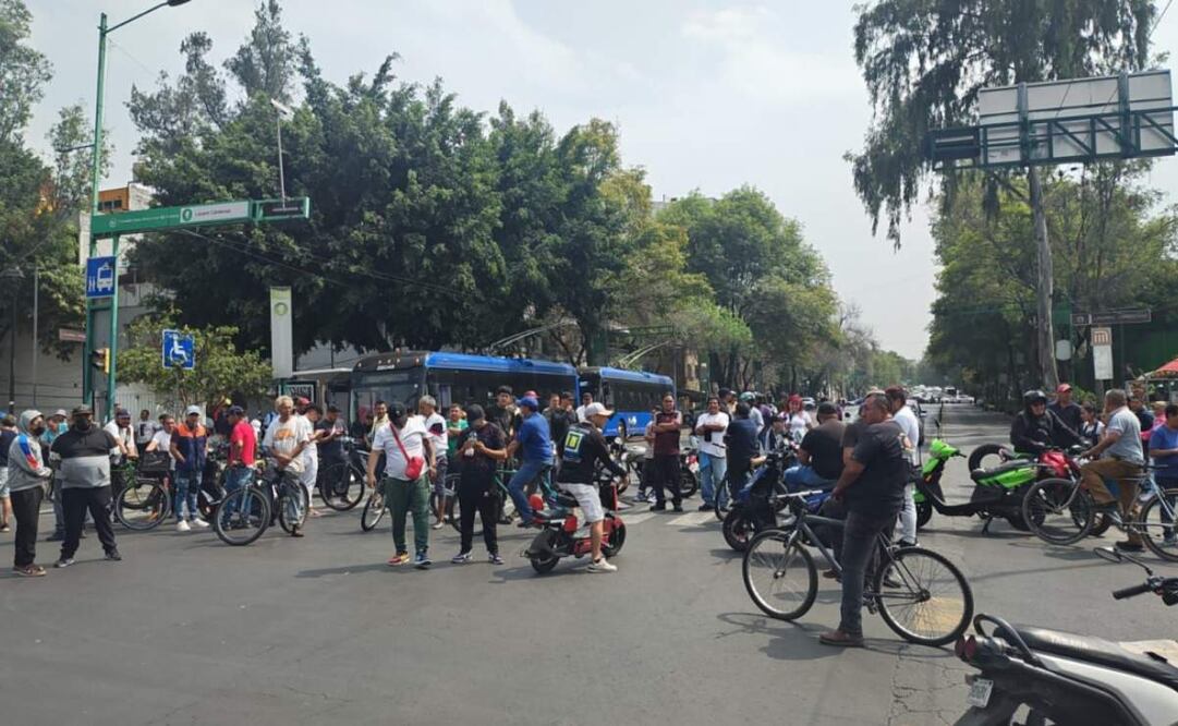 Talacheros y comerciantes de autopartes bloquean Eje Central contra operativo por robo de autopartes (20/03/2025). Foto: Juan Carlos Williams / EL UNIVERSAL