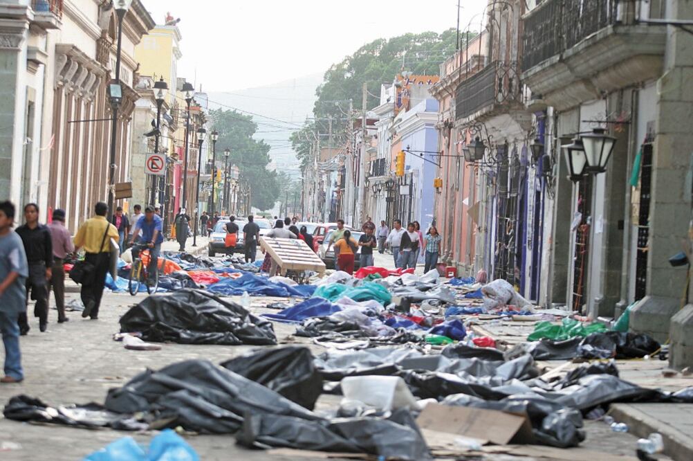 El 14 de junio de 2006 integrantes del SNTE instalaron un plantón en el Centro Histórico de la capital para exigir el cumplimiento de sus demandas, campamento que cientos de policías desalojaron con violencia dejando lesionados. Foto: ARCHIVO.EL UNIVERSAL
