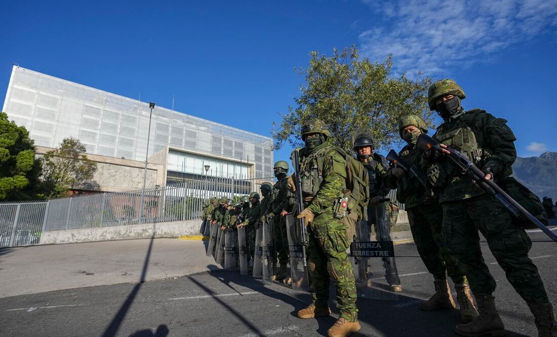 Soldados custodian la Asamblea Nacional en Quito, Ecuador, el miércoles 17 de mayo de 2023. Foto: EFE