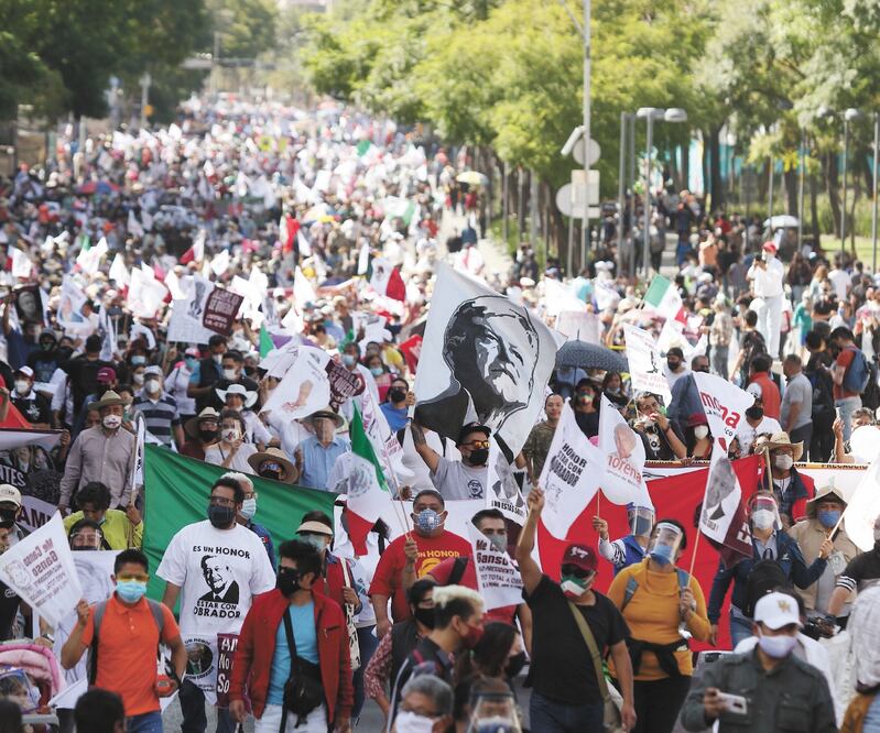 Alrededor de 5 mil simpatizantes del Presidente, según cifras oficiales, caminaron por Paseo de la Reforma rumbo a la plancha del Zócalo; llevaban la imagen del Mandatario hasta en camisas. FOTOS: CARLOS MEJÍA. EL UNIVERSAL