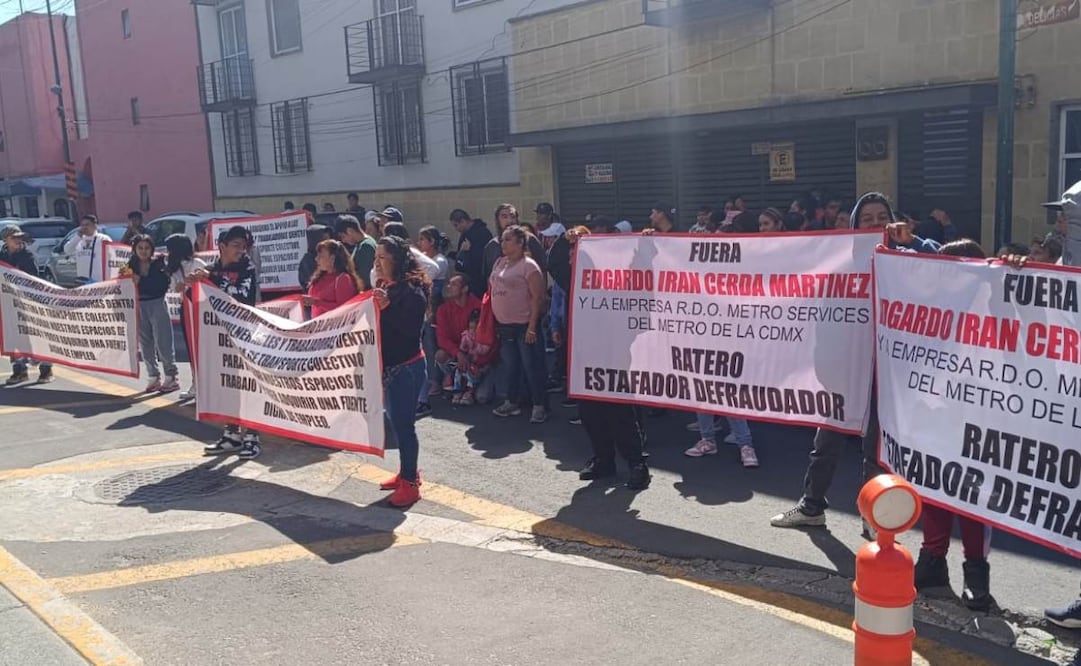 Colectivo de comerciantes del Metro denuncian fraudes y adeudos de más de 10mdp por parte de organización de vendedores falsos; exigen revocar permisos.
Foto: Especial.