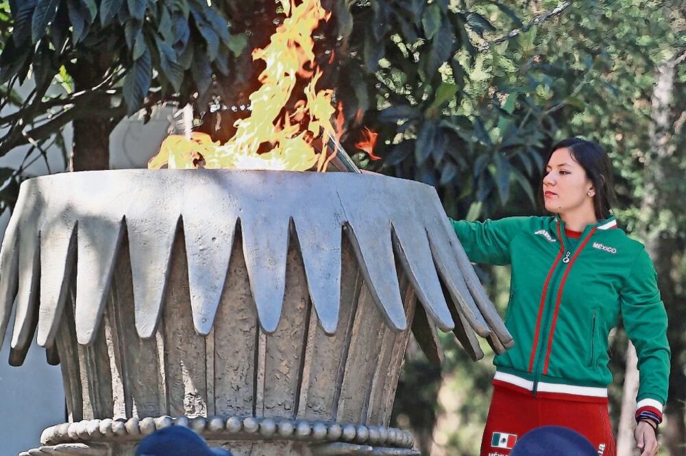 Carmen Correa, garrochista, encendió el pebetero en el Comité Olímpico (DANIEL CÁRDENAS. IMAGO7)