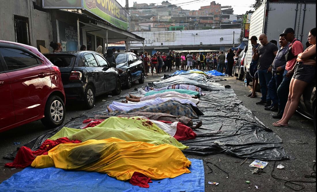 Una hilera de cadáveres se observa en la plaza São Lucas de la favela Vila Cruzeiro, en el complejo Penha de Río de Janeiro, Brasil, el 29 de octubre de 2025, tras la Operación Contención. Foto: AFP