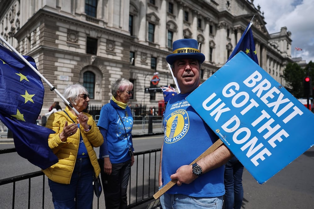 Manifestantes proeuropeos expresan su rechazo al Brexit, en Londres. FOTO: EFE