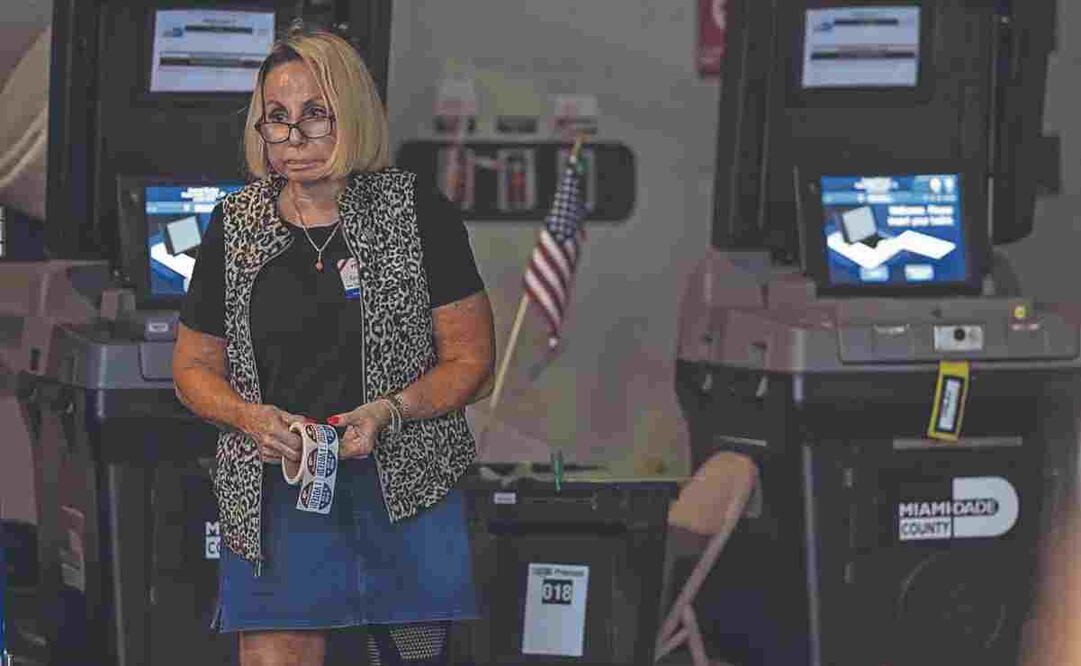 Una trabajadora electoral sostiene un rollo de adhesivos que dicen “¡Yo voté!” el día de los comicios en el condado de Miami-Dade, en Miami Beach, Florida, el 5 de noviembre. Foto: AP